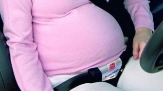 Port de la ceinture de sécurité durant la grossesse : pour ou