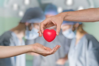  Il y a cinquante ans, la première transplantation cardiaque mondiale a été faite en Afrique du Sud